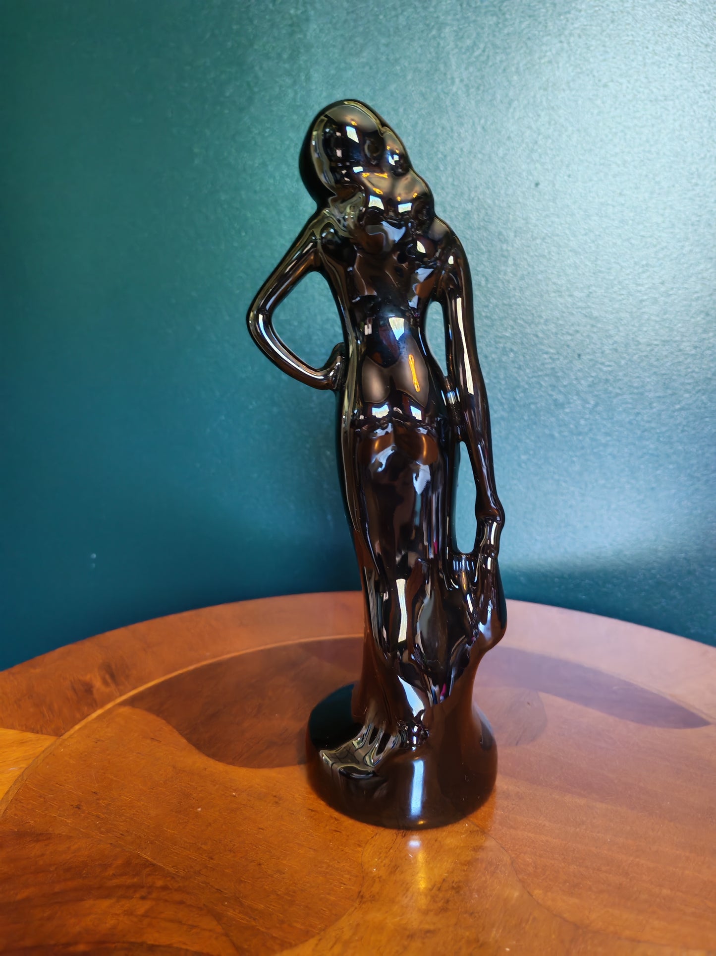 Tyylikäs musta naisfiguuri / patsas, Art Deco -henkinen sisustusesine (26 cm)