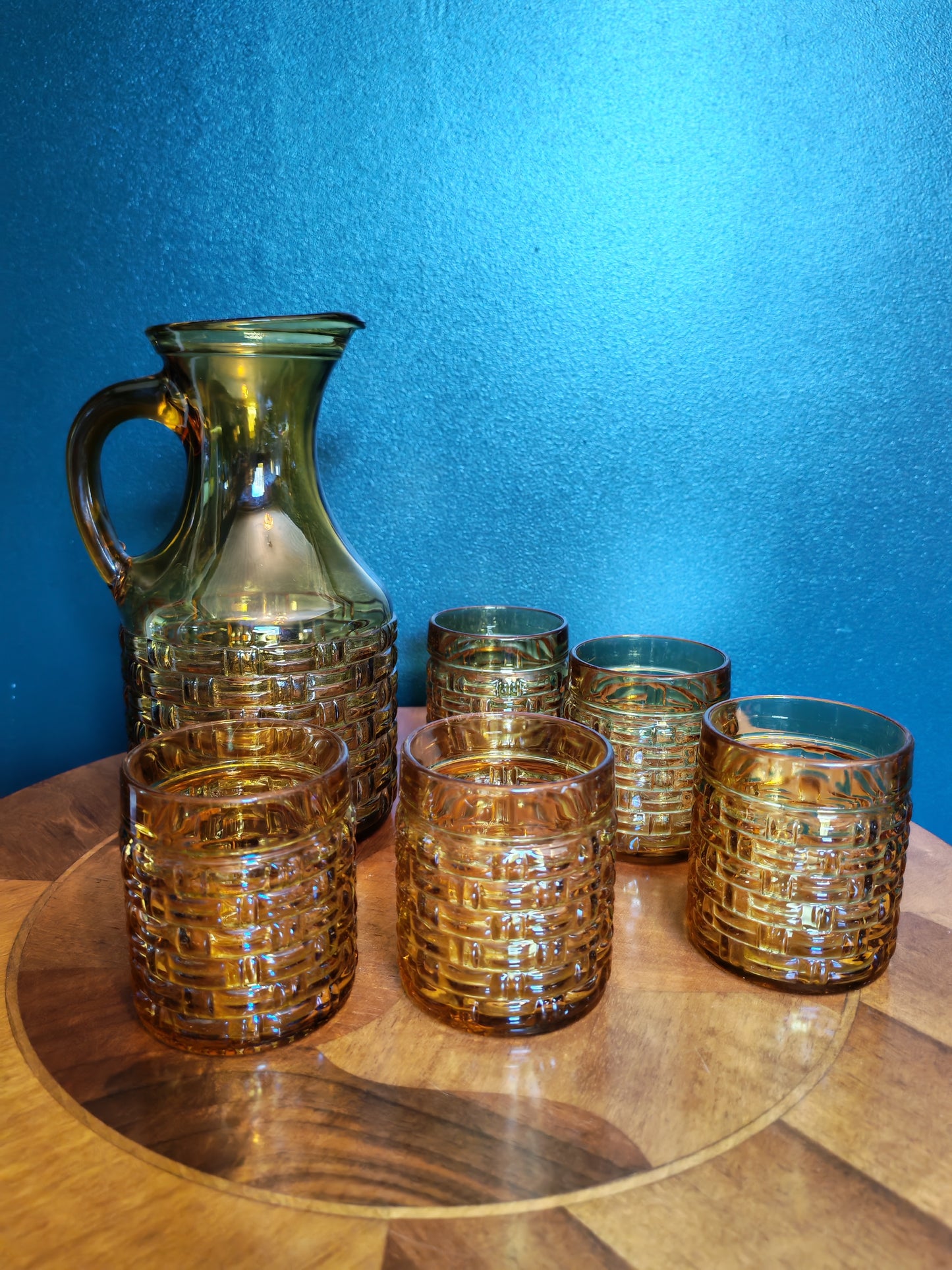 Amber-colored carafe and 5 glasses – Italian 60s-70s glass set