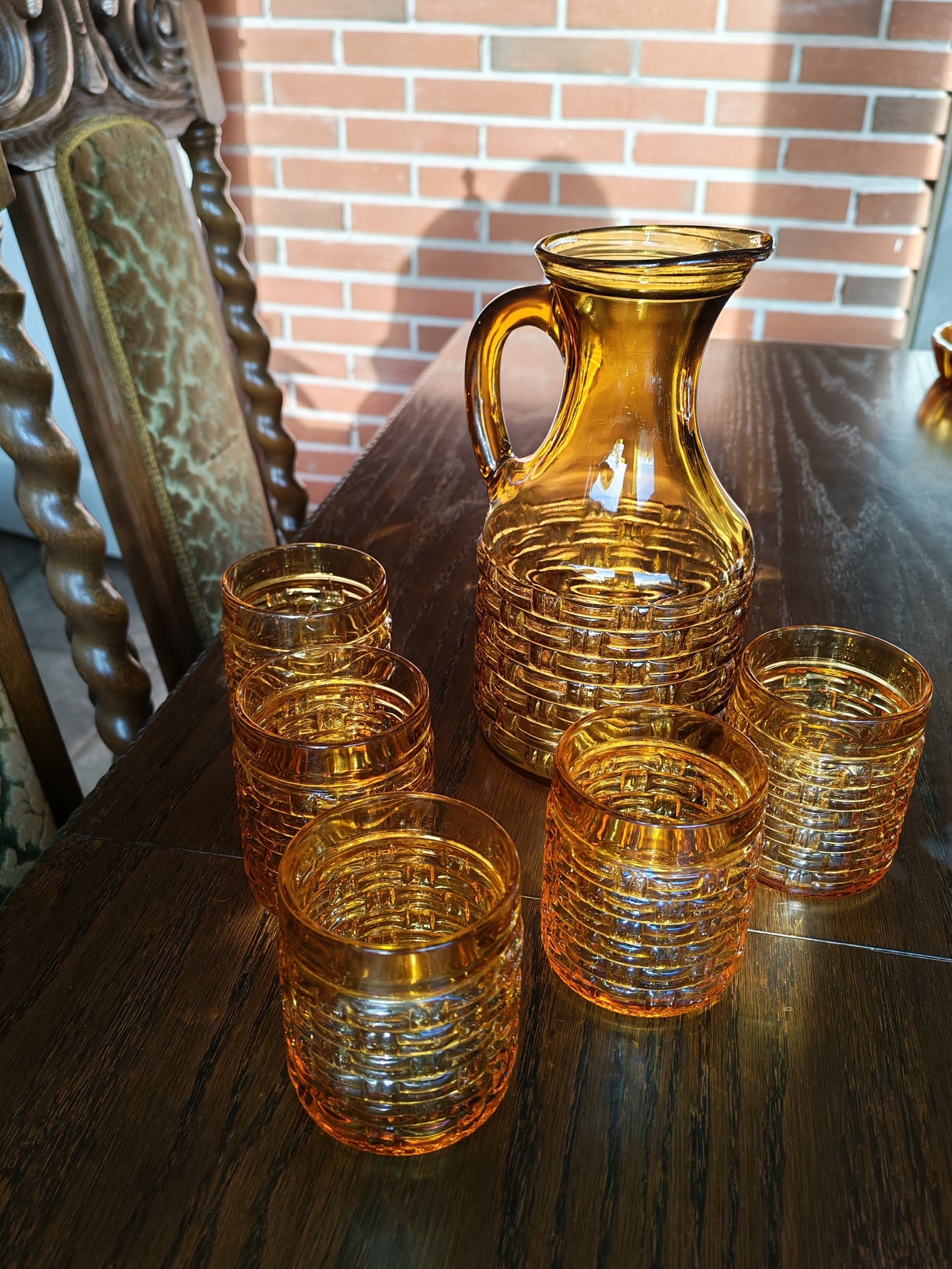 Amber-colored carafe and 5 glasses – Italian 60s-70s glass set