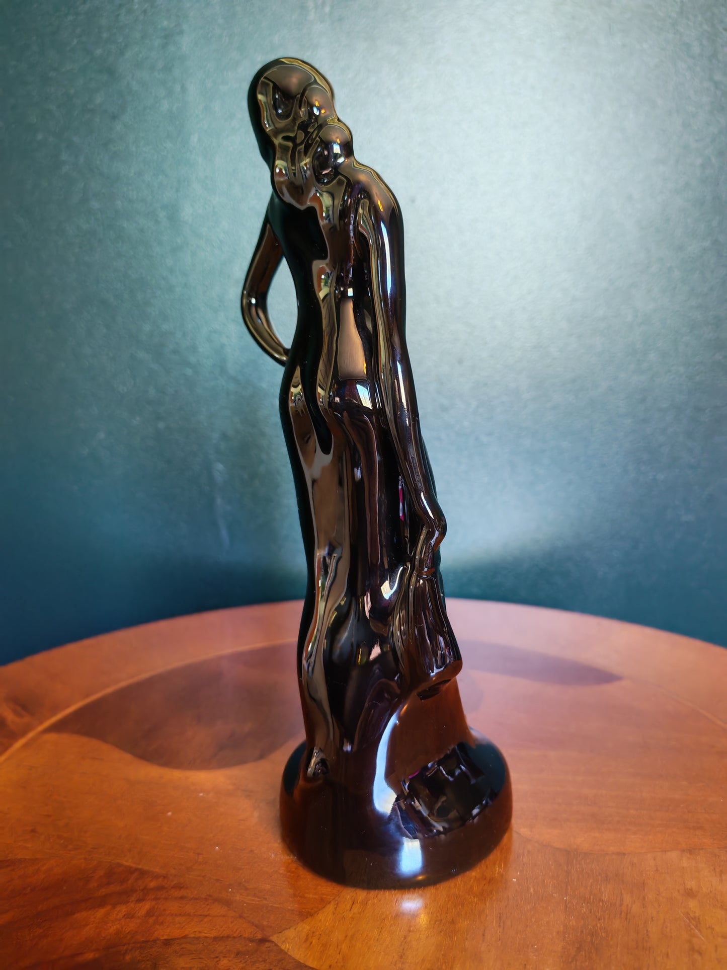 Tyylikäs musta naisfiguuri / patsas, Art Deco -henkinen sisustusesine (26 cm)