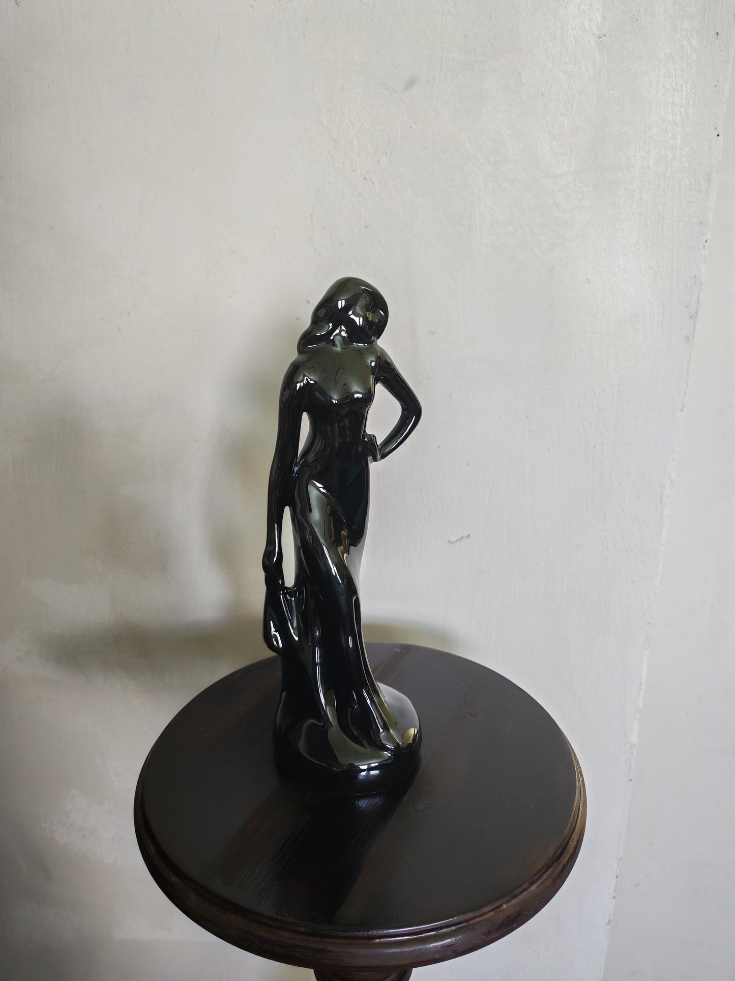 Tyylikäs musta naisfiguuri / patsas, Art Deco -henkinen sisustusesine (26 cm)
