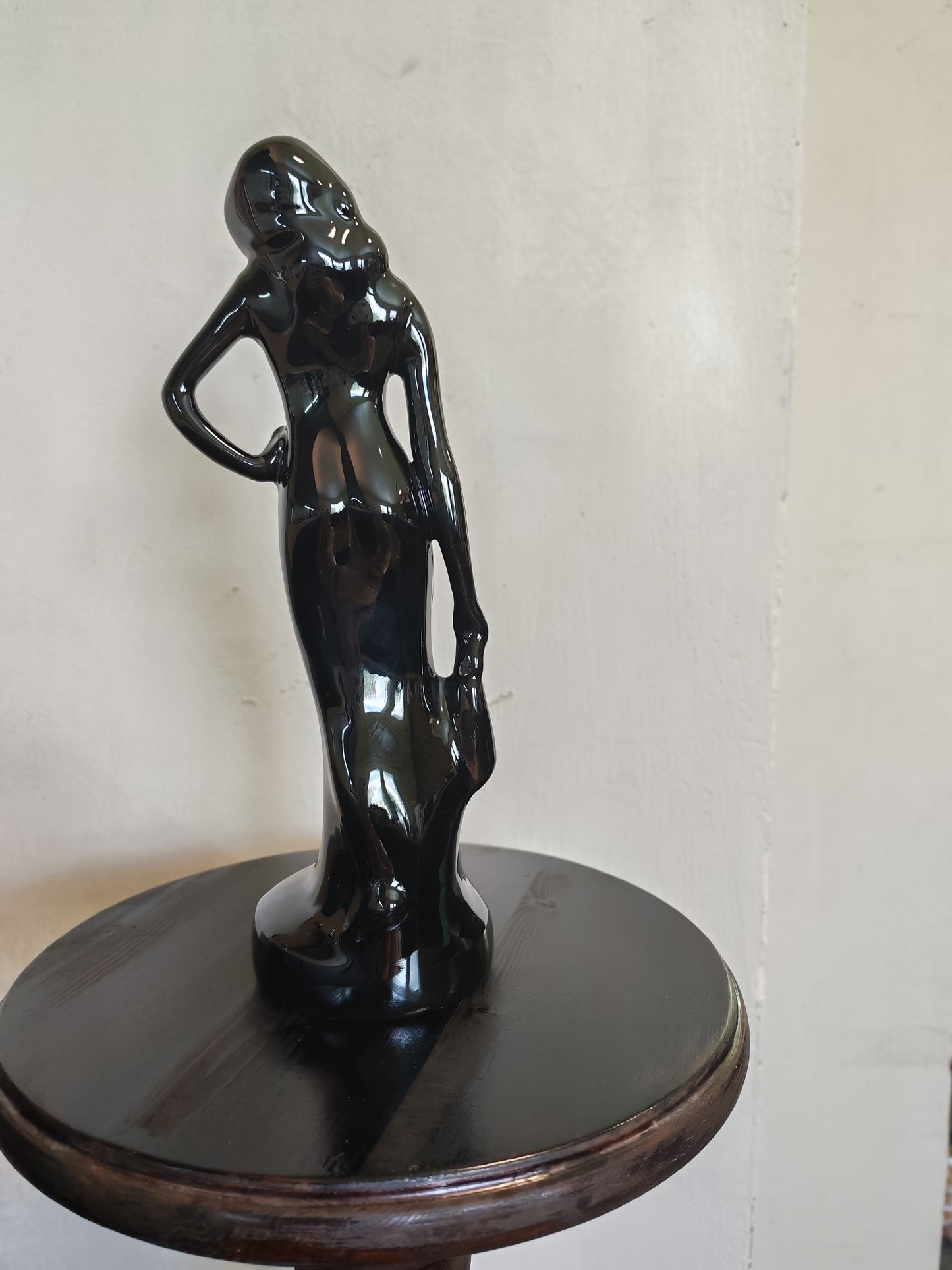 Tyylikäs musta naisfiguuri / patsas, Art Deco -henkinen sisustusesine (26 cm)