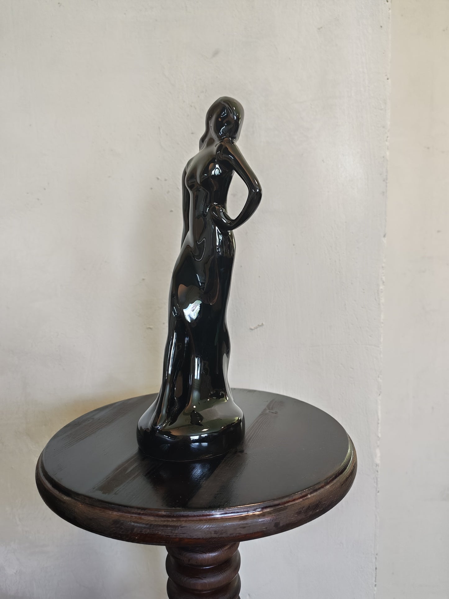 Tyylikäs musta naisfiguuri / patsas, Art Deco -henkinen sisustusesine (26 cm)