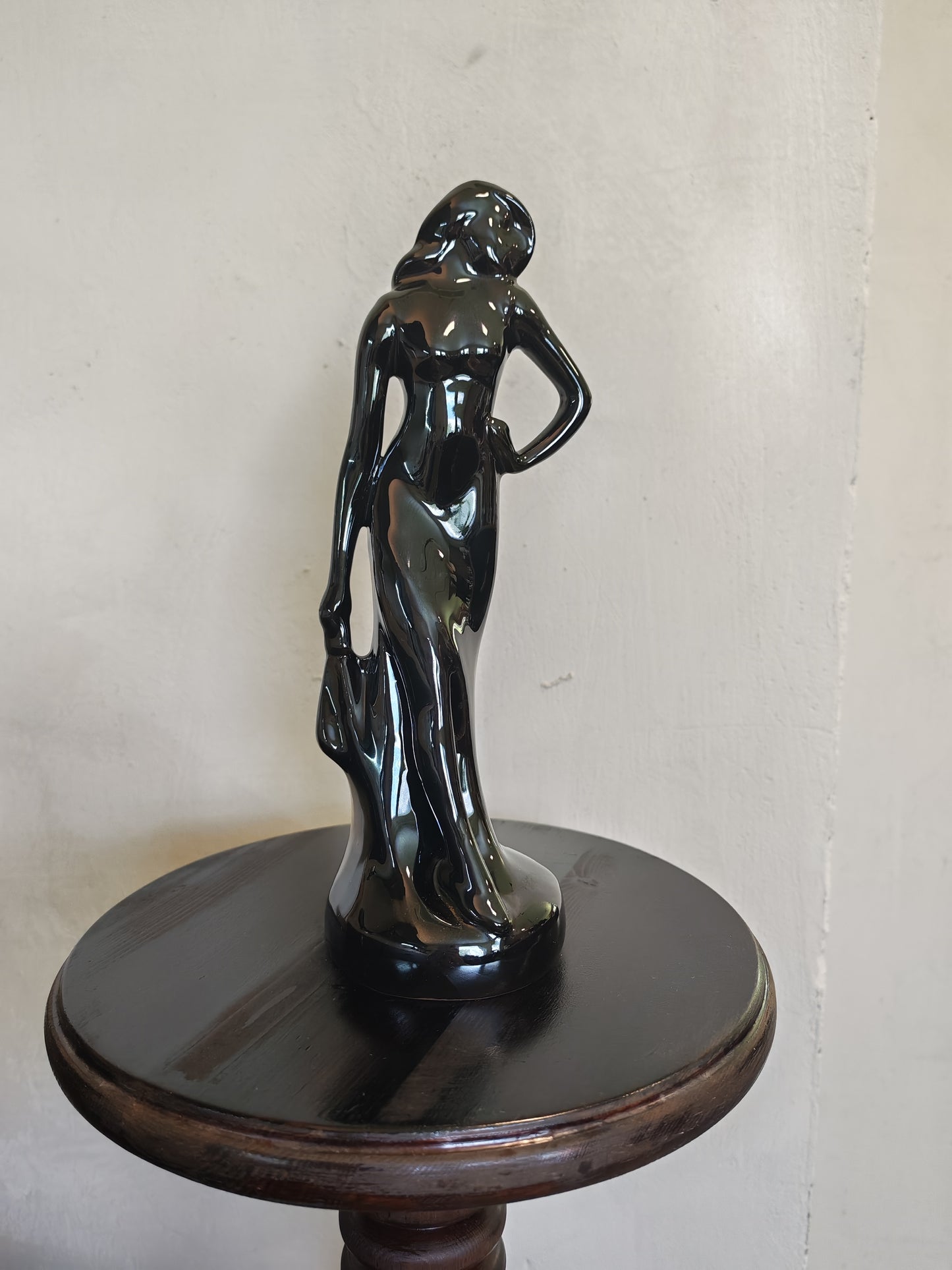 Tyylikäs musta naisfiguuri / patsas, Art Deco -henkinen sisustusesine (26 cm)