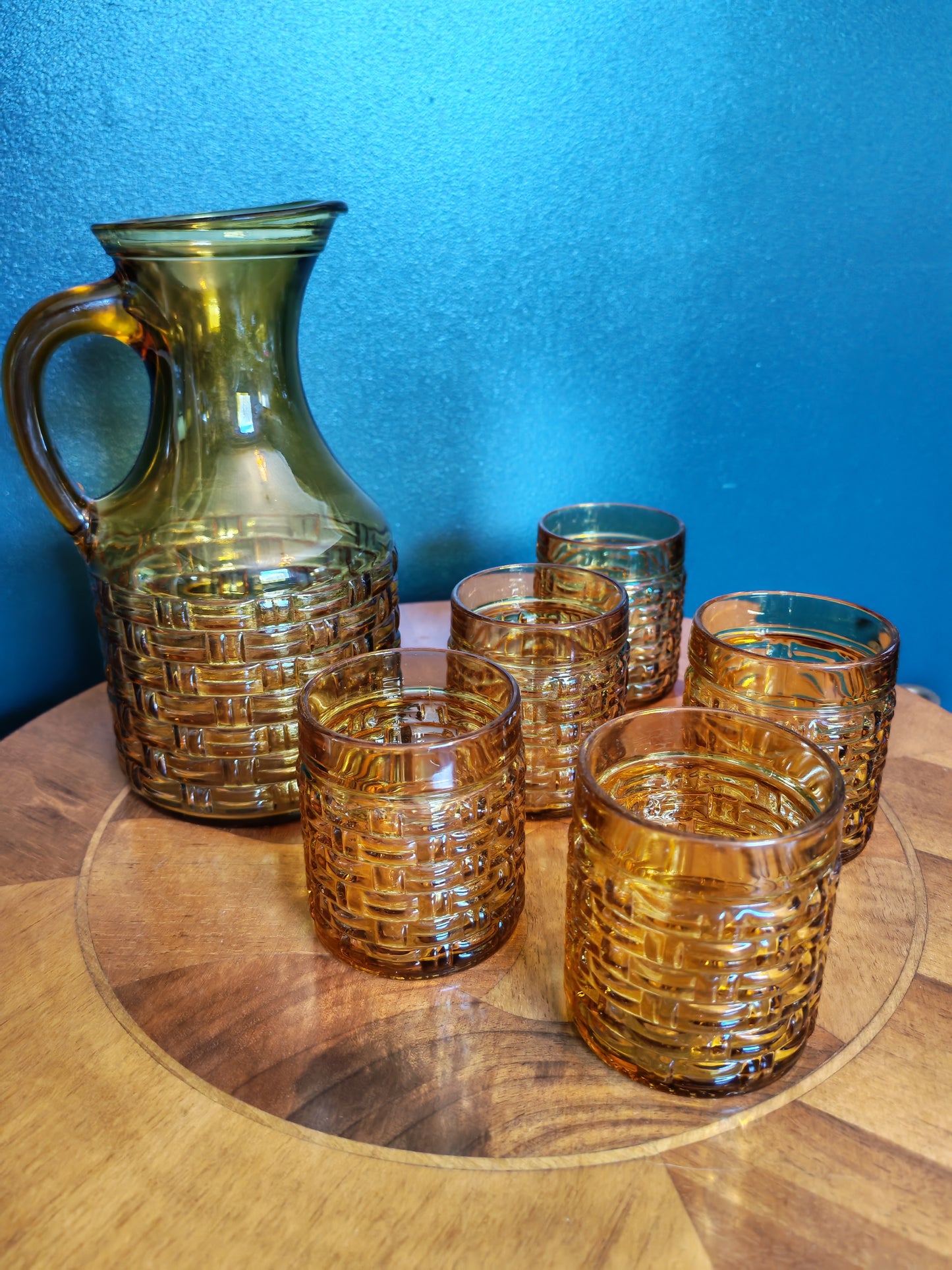 Amber-colored carafe and 5 glasses – Italian 60s-70s glass set