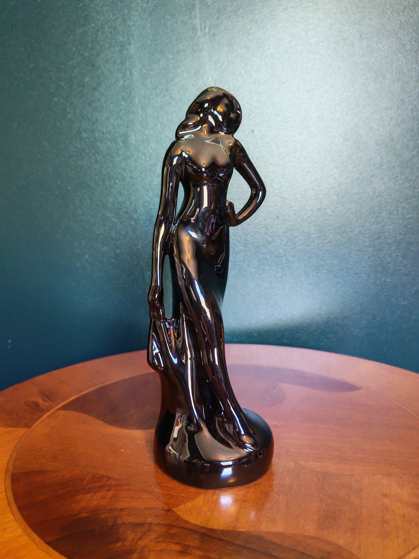 Tyylikäs musta naisfiguuri / patsas, Art Deco -henkinen sisustusesine (26 cm)