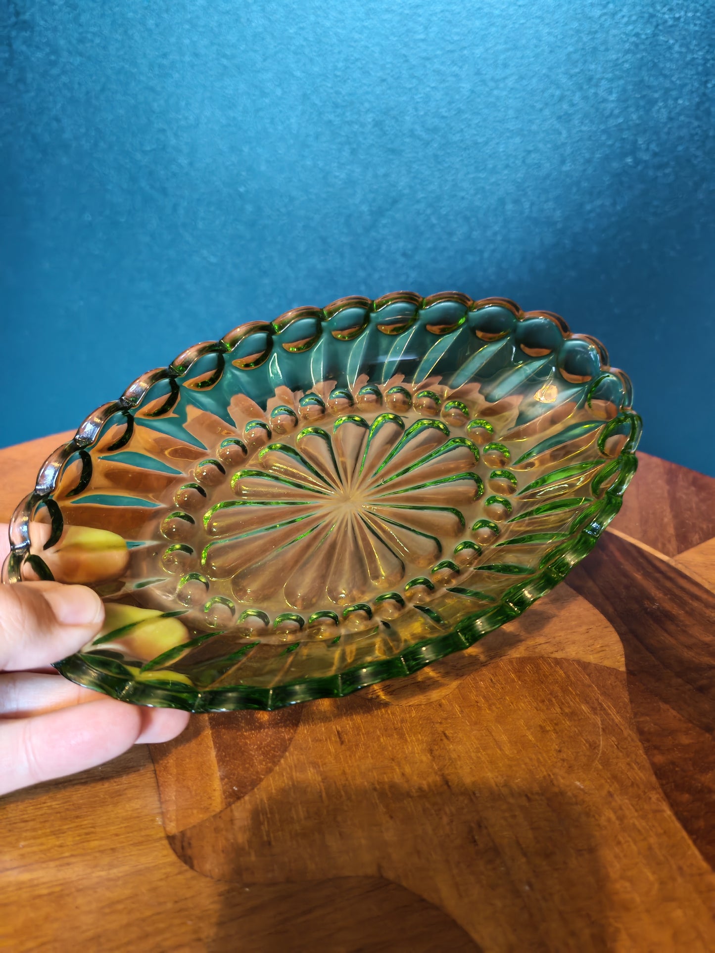 Green decorative glass plate / glass dish