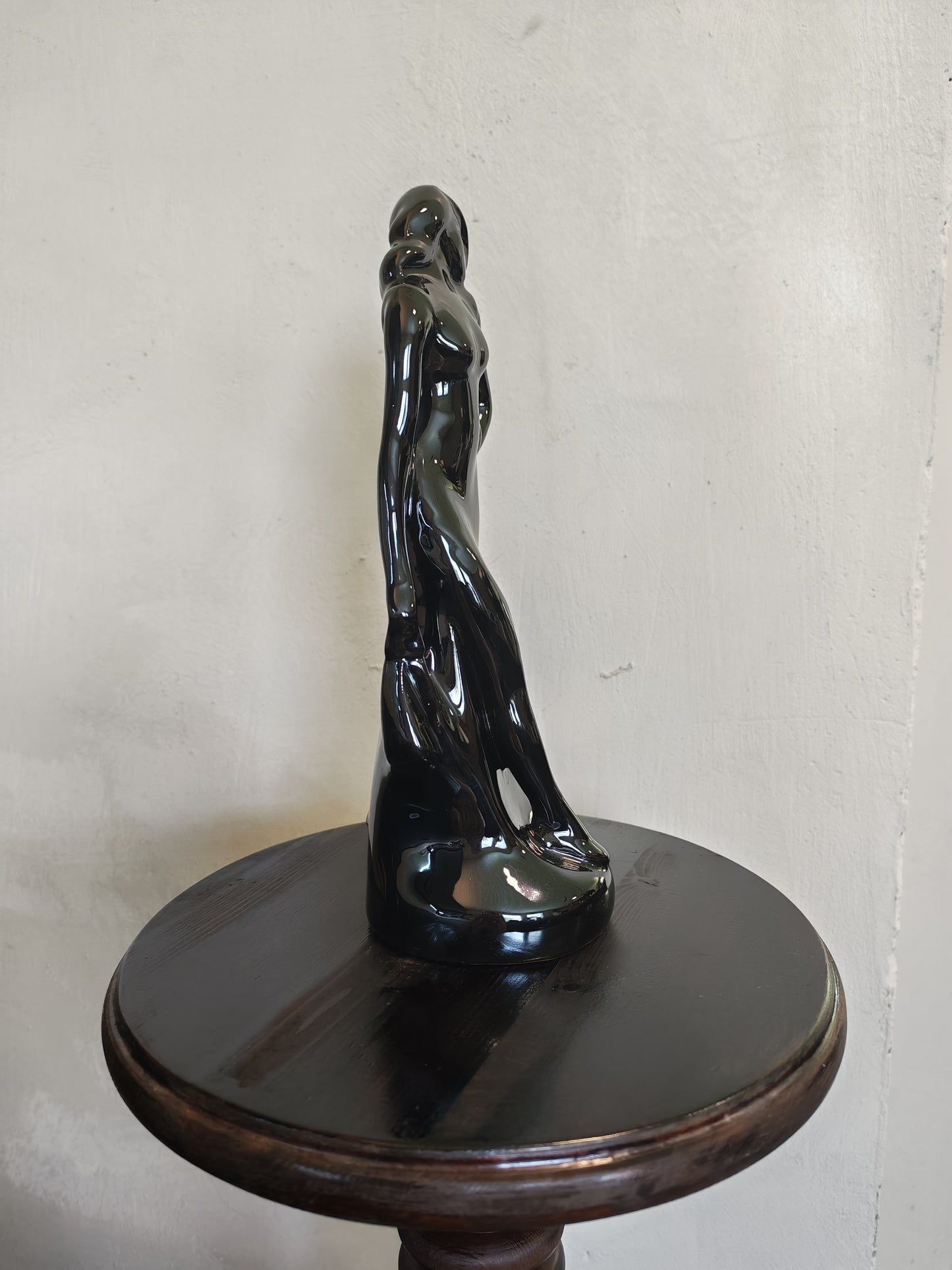 Tyylikäs musta naisfiguuri / patsas, Art Deco -henkinen sisustusesine (26 cm)