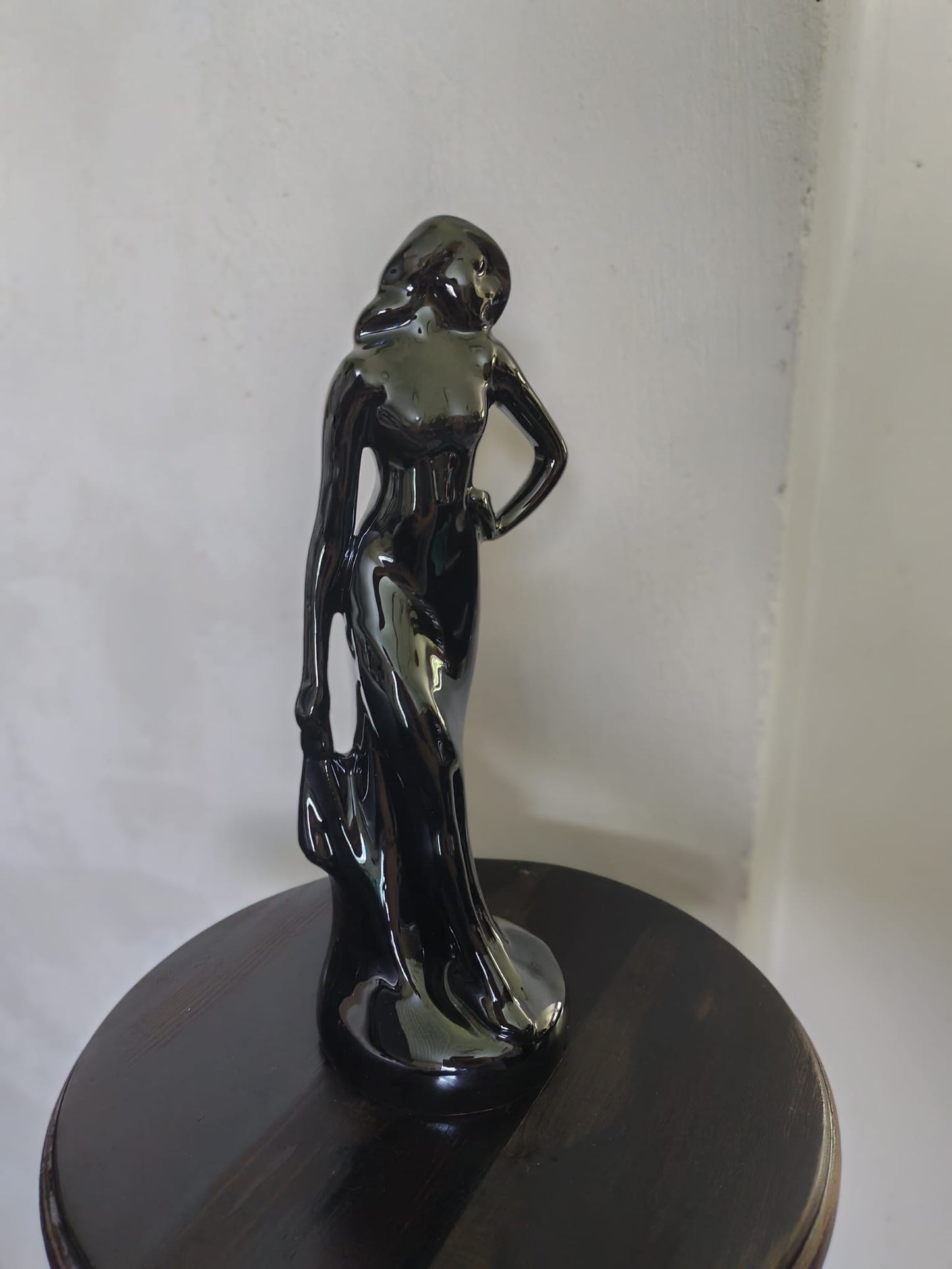Tyylikäs musta naisfiguuri / patsas, Art Deco -henkinen sisustusesine (26 cm)