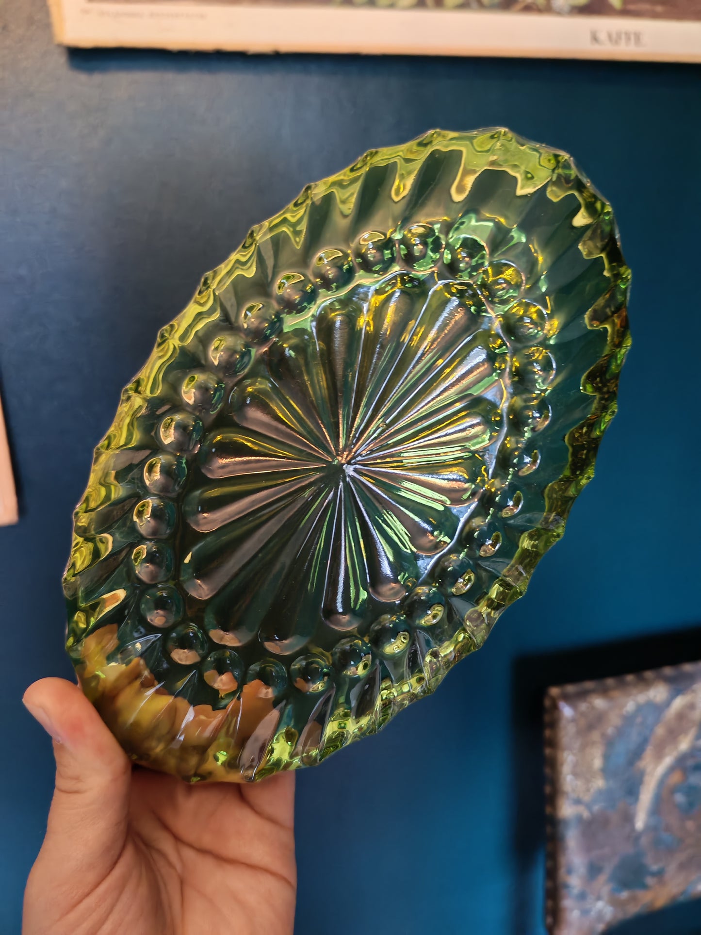 Green decorative glass plate / glass dish