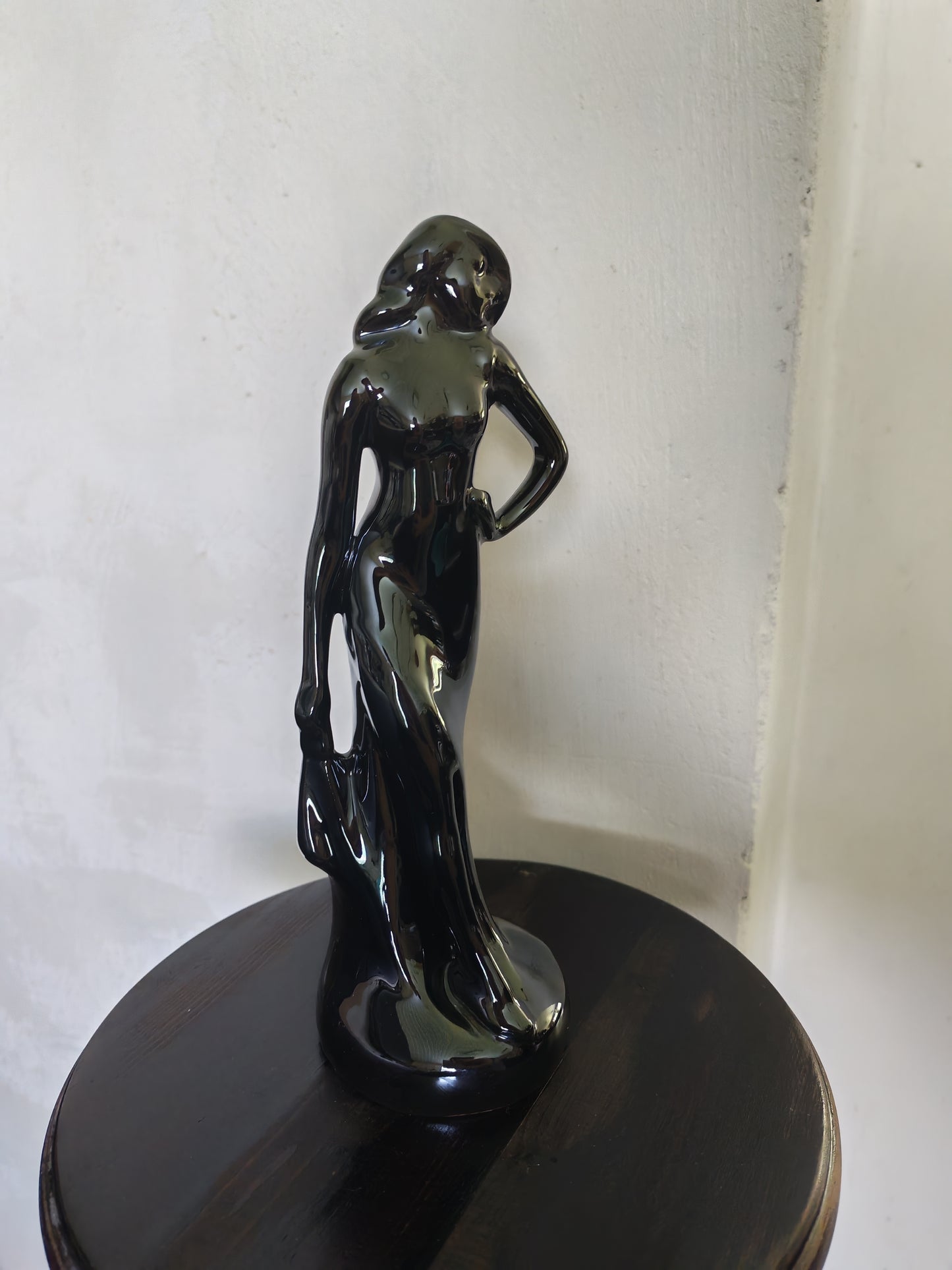 Tyylikäs musta naisfiguuri / patsas, Art Deco -henkinen sisustusesine (26 cm)