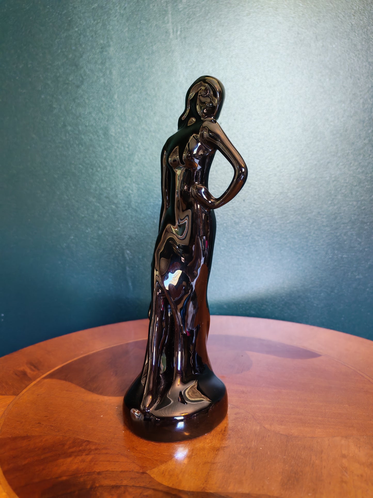 Tyylikäs musta naisfiguuri / patsas, Art Deco -henkinen sisustusesine (26 cm)
