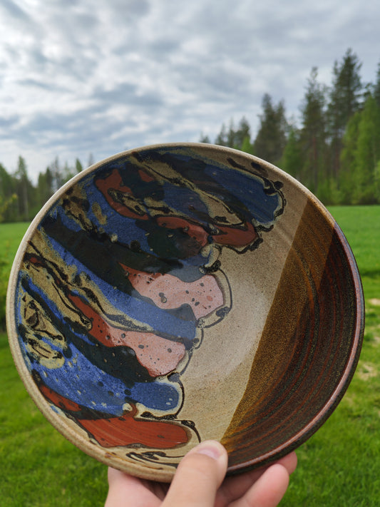 Suuri värikäs keramiikkakulho