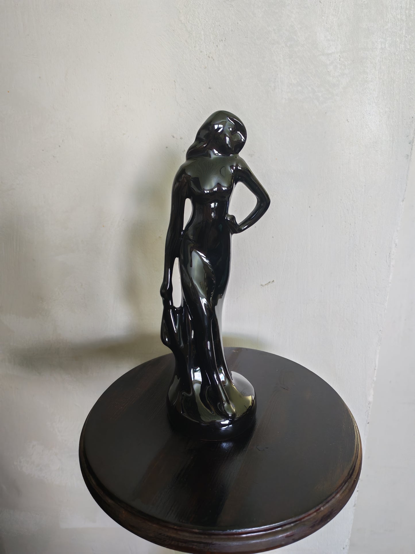 Tyylikäs musta naisfiguuri / patsas, Art Deco -henkinen sisustusesine (26 cm)